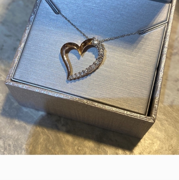 $150 EMT ๐โค๏ธpendant .25CT 10K Rose gold โค๏ธ and rose gold chain. Stamped 585 - Picture 13 of 15